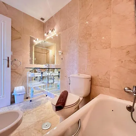 Two Bedroom Ground Floor Apt With Com Pool Lr756 *